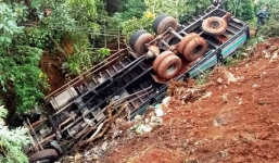 Tài xế và phụ xe chở cà phê lao xuống vực sâu 20m