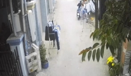 Hai thanh niên đi xe SH nhưng lại lấy trộm quần áo đang phơi khiến dân mạng ngao ngán