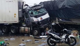 Xe tải đối đầu container khiến 2 người chết thảm