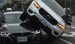 Bắt gặp chồng đang chở gái, vợ nổi máu ghen phi ô tô chồm lên nóc xe BMW 