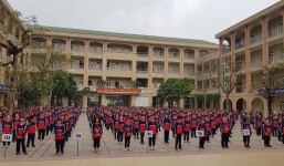 Học sinh lớp 6 lấy 30 triệu đồng của bố đi chia cho cả lớp