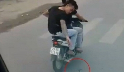 Truy tìm 2 thanh niên 'hổ báo' ngang nhiên rải đinh trước đầu xe tải