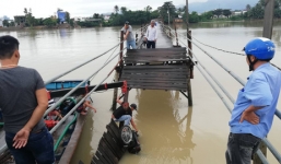 Sập cầu ở Nha Trang, 4 người cùng xe máy rơi xuống sông