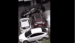 Tài xế ô tô 'cực gắt' húc tan nát một chiếc xe chặn đầu để mở lối đi