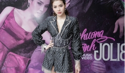 Diện nội y lả lơi bên mẫu nam, Phương Trinh Jolie bị chê khoe thân quá đà trong MV mới