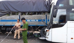 Tai nạn giao thông nghiêm trọng: Xe giường nằm tông đuôi xe tải, 9 người thương vong