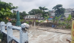 TP.HCM: Đang ngồi quán nước, người phụ nữ lao đầu vào đoàn tàu đang chạy 