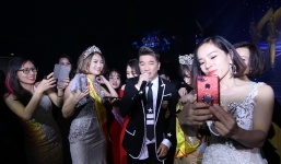 Đàm Vĩnh Hưng lịch lãm trong vòng vây của các nữ doanh nhân xinh đẹp