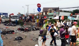 Clip: Khoảnh khắc container như 'sóng thần', cuốn phăng 25 xe máy ở Long An