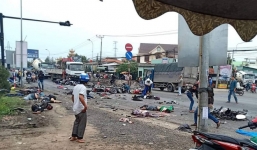 Long An: Xe container tông 18 xe máy dừng đèn đỏ, ít nhất 4 người tử vong