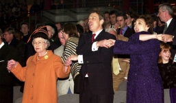 Bài hát chào đón năm mới phổ biến nhất thế giới không phải là 'Happy New Year'