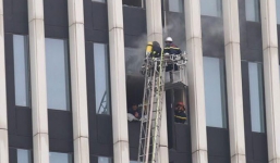 Cảnh sát cứu hỏa đập kính tầng cao nhất trụ sở Bộ Công an để dập lửa