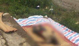 Thi thể người đàn ông đầu trọc, có nhiều hình xăm đang bắt đầu phân hủy trên sông Hồng