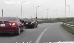 Video: 4 ô tô nối đuôi nhau đi lùi trên đường dẫn cao tốc Hà Nội - Thái Nguyên