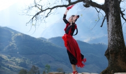 Lạc vào 'xứ sở hạnh phúc' trong MV “Nhà em ở lưng đồi” của sao Mai Thu Hằng