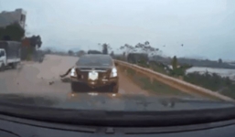 Tai nạn giao thông thảm khốc: Xe máy lao tốc độ cao đâm thẳng đầu ô tô  