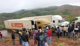 Tin tai nạn giao thông: 2 xe container gặp nạn trên đèo Phượng Hoàng