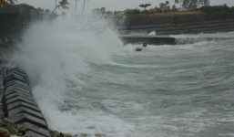 Bão số 1 giật cấp 11, cách Cà Mau 240km, biển Đông biển động dữ dội