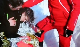 Chết đi sống lại dưới tuyết, cô gái bất ngờ kể về 'thế giới bên kia'