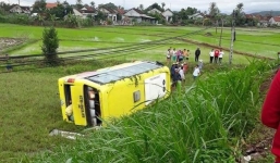 Tai nạn giao thông: Xe khách chạy tốc độ cao lao xuống vệ đường