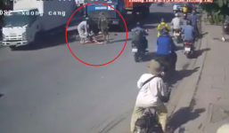 Sang đường đầy cẩu thả, người phụ nữ bị xe đầu kéo ủi cho te tua