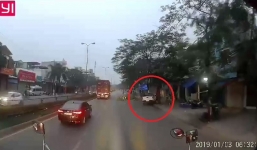 Video: Cố vượt xe container, ô tô bán tải lao thẳng vào gốc cây