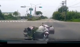 Clip: Xe máy không người lái bất ngờ đổ kềnh như 'ma nhập' trước đầu ô tô