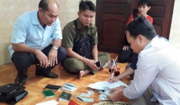 Nữ nhân viên quán cơm trả lại túi xách chứa 5.000 USD cho khách