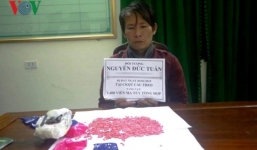 Phụ xe container giấu 1400 viên ma túy trong túi áo khoác