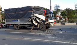 2 xe tải bị tông khi dừng đèn đỏ, ít nhất 6 người bị thương