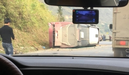 Xe khách ôm cua bị lật nghiêng khiến người đi xe máy tử vong