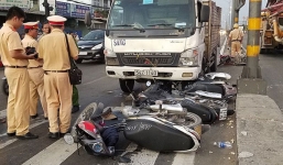 Tai nạn giao thông mới nhất ngày 7/1: Xe tải lao thẳng vào 5 xe máy, một phụ nữ nguy kịch