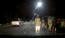 Tài xế taxi ngỡ ngàng khi được CSGT 'tặng quà' giữa đêm khuya