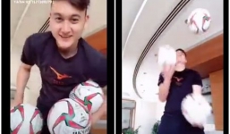 Đặng Văn Lâm khoe tài năng tung hứng một lúc 3 bóng 'đốn tim' cổ động viên