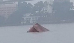 Tàu chở xi măng gãy đôi trên vịnh Hạ Long, thuyền trưởng tử nạn