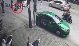 Taxi bất ngờ mở cửa giữa đường khiến bà bầu ngã vỡ túi ối, chấn thương đầu