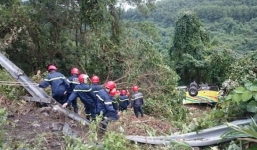 Video: Lực lượng cứu hộ dùng dây thừng cứu người bị nạn vụ xe khách lao xuống vực tại đèo Hải Vân