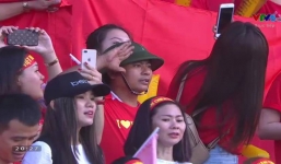 Đội mũ cối hát Quốc ca trận Việt Nam - Iraq, người đàn ông gây bão MXH