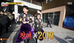 Running Man tập 433: Lee Kwang Soo gây bất ngờ khi phải mặc đồ con heo đi phát thú bông cho người trên đường