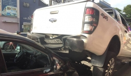 Ô tô bán tải đè bẹp đầu 'xế hộp', làm 2 người đi xe máy trọng thương