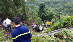 Lật xe trên đèo Hải Vân: Xe khách rơi xuống vực, 21 người bị thương