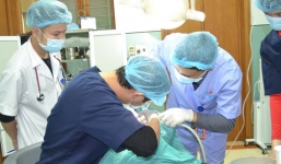 Người phụ nữ bất ngờ trúng đạn vào mặt khi đang đi trên đường