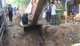 Xe cuốc đào đường trúng bom phát nổ, rung chuyển cả khu dân cư