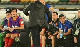 HLV Park Hang Seo giận giữ đá tung chai nước khi thua Iraq vào phút cuối