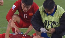 Xúc động trước hình ảnh Xuân Trường ân cần lấy nước rửa máu dính trên bàn tay Duy Mạnh