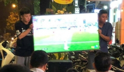 Hai thanh niên 'số nhọ nhất năm' đứng bê tivi suốt trận bóng cho khách xem vì không có kệ