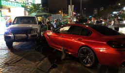 TP.HCM: BMW lao qua giải phân cách tông loạt ô tô và xe máy 