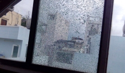 Hàng loạt cửa kính nhà dân bị vỡ và lý do phía sau khiến ai cũng bức xúc