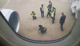 Máy bay hoãn chuyến khẩn vì hành khách ném đồng xu vào động cơ