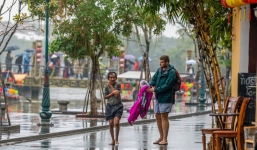 Hành động 'bão like' của chàng trai ngoại quốc với người đàn ông Việt giữa trời lạnh